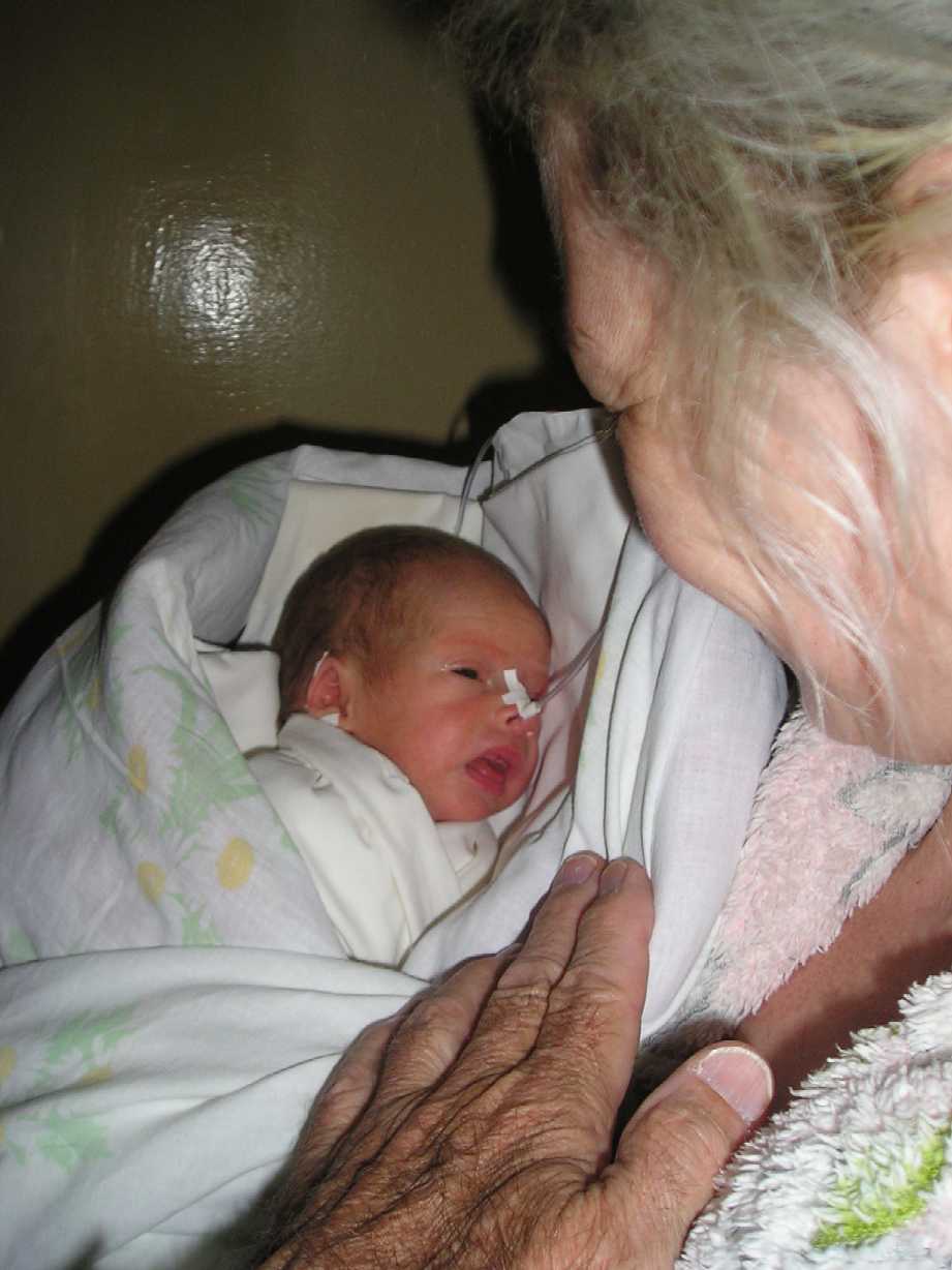 08  8 31  Robert, Neal's hand, Dzina, Sunday, 20 days old RED600CT  P8310025